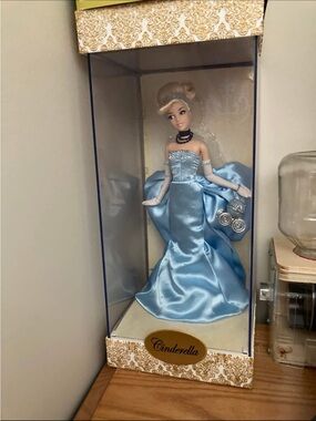 Disney store designer collection Cinderella Doll Limited édition 2011